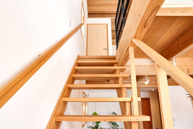 階段上のデッドスペース活用法｜初心者でも手軽にできる収納術を紹介